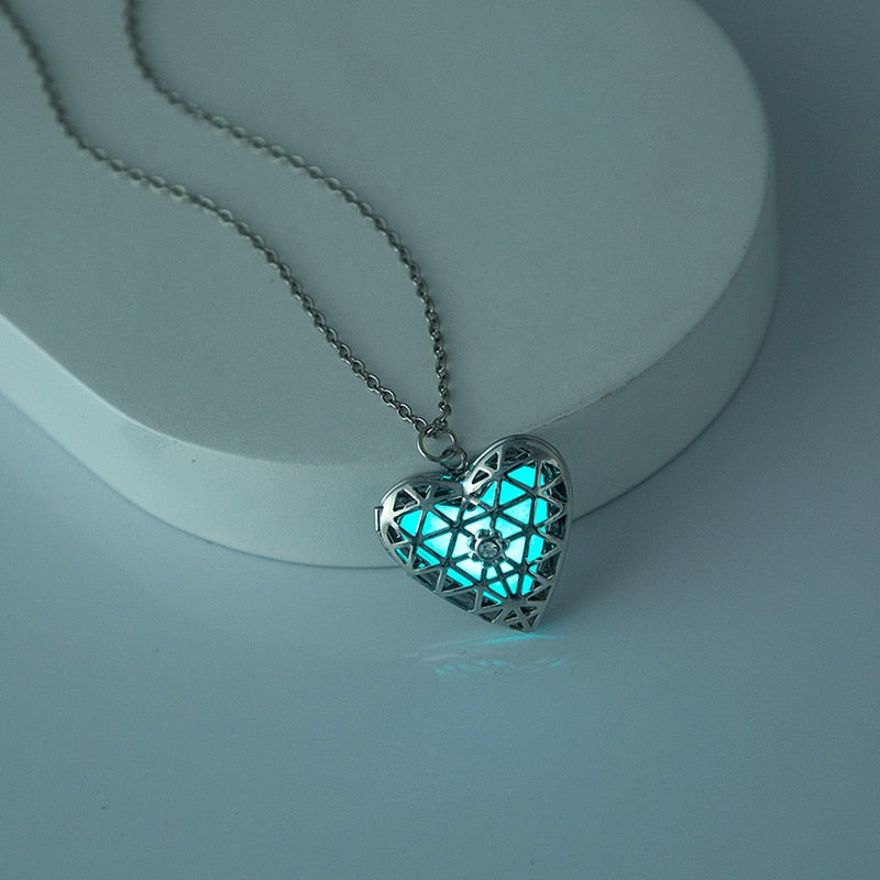 
                  
                    Glowing in-the-Dark Pendant Luminous Necklace
                  
                