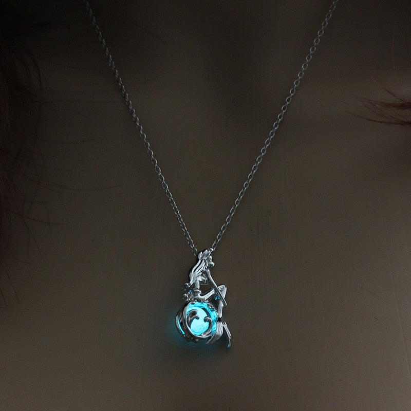 
                  
                    Glowing in-the-Dark Pendant Luminous Necklace
                  
                